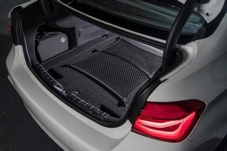 Der akku wurde größer und kommt nun auf eine kapazität von 12 kwh brutto quelle: BMW 330e im Test: die Kombination Mittelklasse-Limousine ...