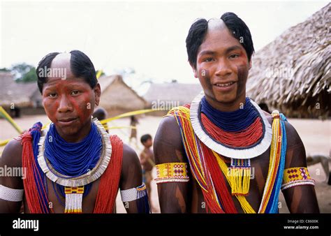 Aldea Bacaja Brasil Dos Guerreros De La Tribu Kayapo Xicrin En Toda La Cara Y La Pintura