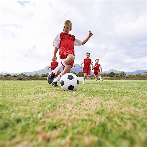 قائد الفريق مجموعة من الأطفال يلعبون كرة القدم في الملعب صورة الخلفية
