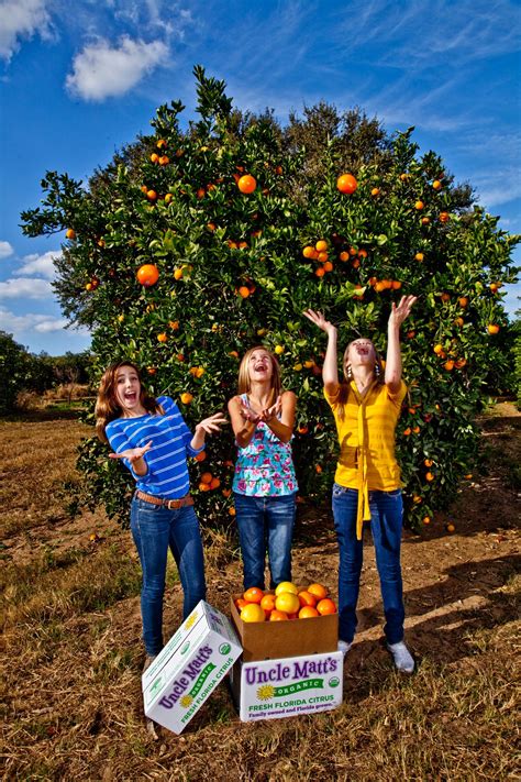 Lifestyle Photography | Girls juggling fresh florida oranges