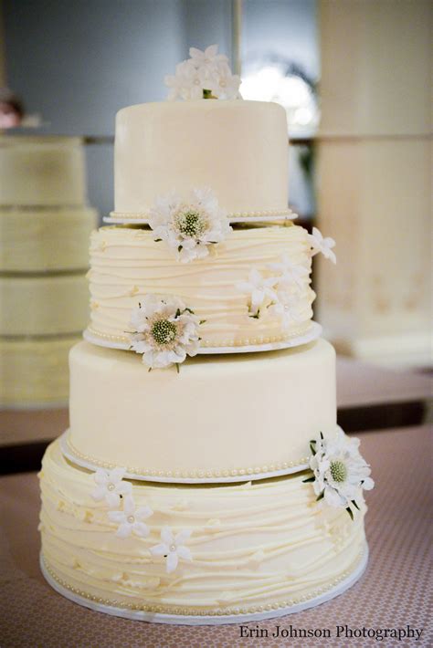 Every third wedding these days has an incredible wedding cake (a totally made up statistic, but it sounds about right). Wedding Cake Designs