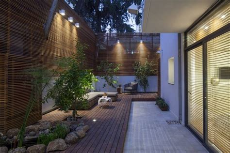 Pourquoi le design extérieur de la maison ? Brise-vue en bois sur la terrasse d'un appartement de ...