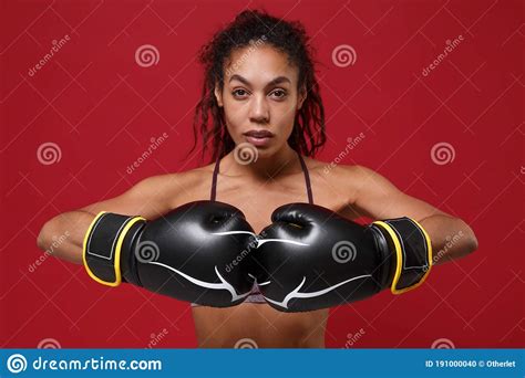 Atractiva Joven Afroamericana Deportista Boxeadora En Ropa Deportiva Posando Aislado De Fondo