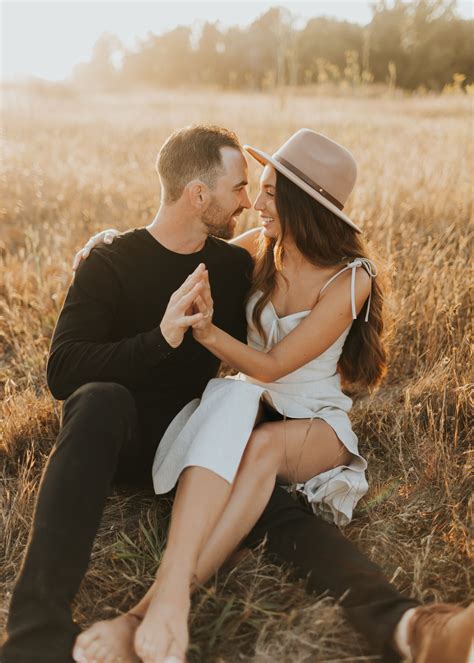 5 Romantic Poses To Do For Your Engagement Photos Emma Nicole Photography