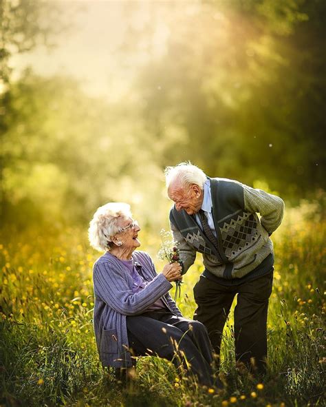 This Photographer Loves To Shoot Couples With Everlasting Love Old Couple Photography Older