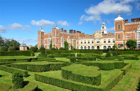 Hatfield House Hertfordshire The Entrance Courtyard At Th Flickr