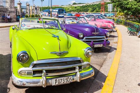 Der autoreifen (auch pneu, insbesondere in der schweiz; Bunte Alte Amerikanische Autos In Havana, Kuba Stockfoto ...