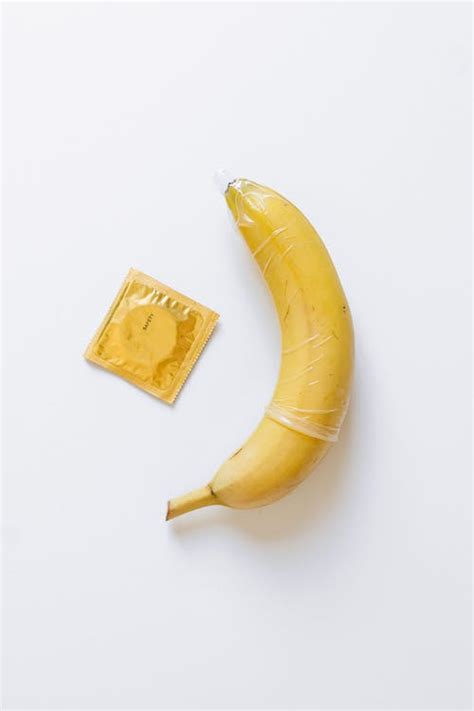 Kondom Auf Gelber Banane · Kostenloses Stock Foto