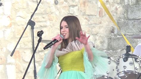 Roksana węgiel (born 11 january 2005) is a polish singer. Roksana Węgiel - Obiecuję / Kazimierz Dolny / 25 - 05 - 2019. - YouTube