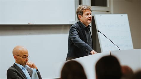 Januar 2018 ist er neben annalena baerbock bundesvorsitzender der grünen. Robert Habeck beim 19. Nachhaltigkeitsforum der HWR Berlin