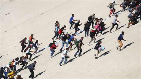 Migrants In Tijuana Run To U S Border But Fall Back In Face Of Tear Gas The New York Times