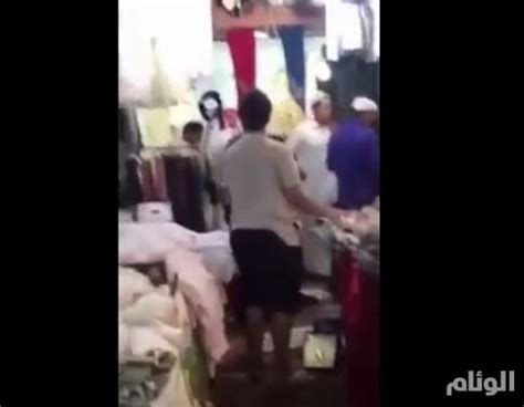 بالفيديو مضاربة عنيفة بين شابين سعوديين وعمالة وافدة بأحد المحلات