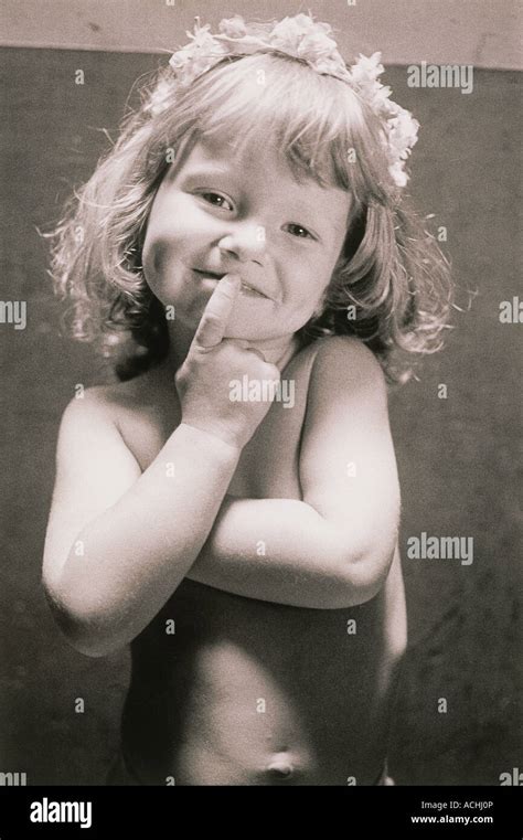schwarz weiß porträt kleiner mädchen nacktem lächelnd finger auf den mund stockfotografie alamy