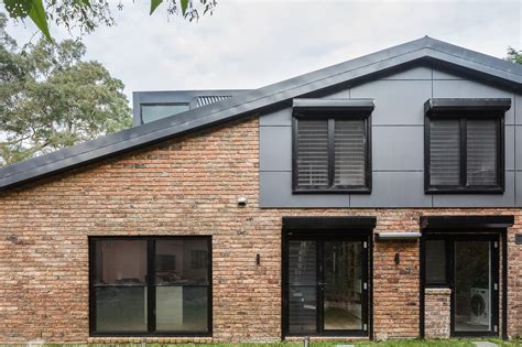 But while the basics of brick and mortar are easy to understand whether you are laying brick to build a mailbox enclosure or building a brick house, the processes of laying bricks is the same. Nestled on Nature's Edge: 1970s Brick Dwelling Gets a ...