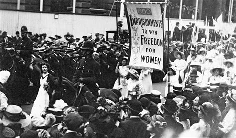 Les suffragettes stratèges de limage Le Courrier
