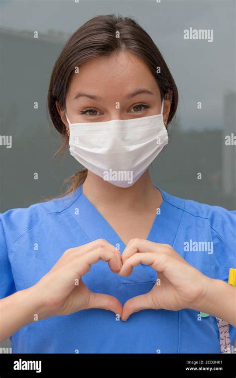 Una Joven Y Hermosa Enfermera Nos Muestra Su Amor Con Alegría