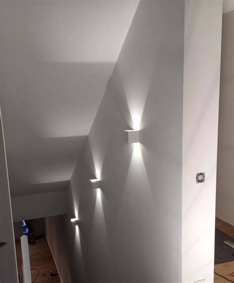 Wer mehr licht ins haus holt beziehungsweise tageslicht ins haus lenkt, braucht künstliche beleuchtung nur am abend. Lichteffekte im Treppenhaus | Beleuchtung | Pinterest ...