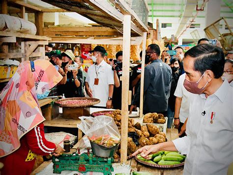 Presiden Jokowi Kunjungi Pasar Baledono Di Purworejo
