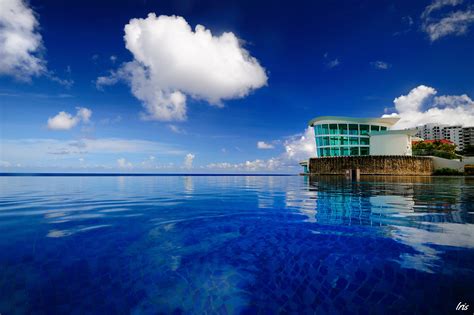 Each pool provides a place from which to relax and soak in guam's tropical sunshine, either by simply lounging poolside, enjoying one of two exciting waterslides, or playing a game of aqua volleyball or basketball. 白色羽翼 White Arrow Chapel | View On Black 關島的喜來登飯店號稱5.5星級，在200… | Flickr