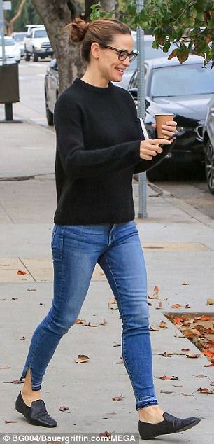 Jennifer Garner Shows Off Gym Honed Body In Skinny Jeans Daily Mail