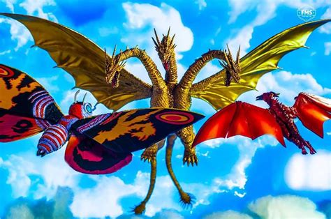 Godzilla King Of The Monsters Rodan Vs Mothra First Look At Mothra
