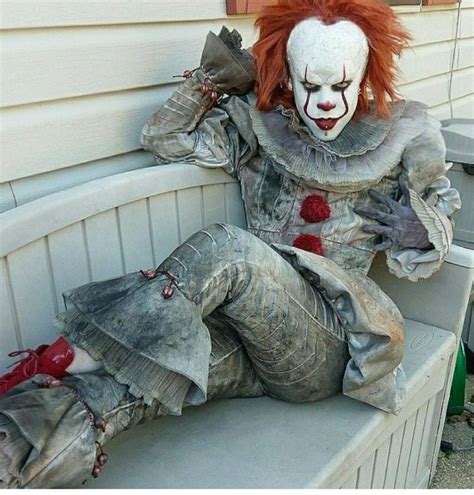 Bill Skarsgard as Pennywise striking a pose Scary Halloween Costumes Halloween Kostüm