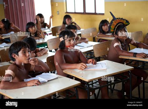 Schule Für Die Xingu Indianer In Der Amazone Brasilien Stockfotografie
