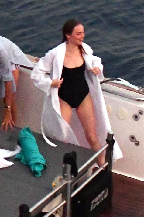 Emma Stone Thefappening Sexy In Capri 32 Photos The