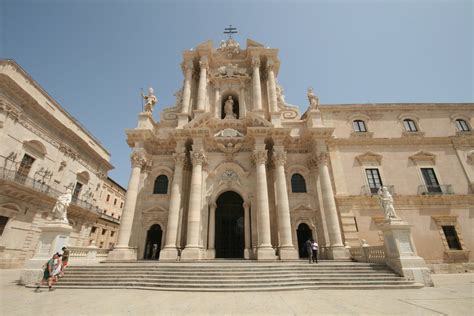 Aside from all this history, siracusa also has plenty of pavement cafes and restaurants, and lovely sandy beaches. Siracusa, in mostra i reperti archeologici sequestrati ...