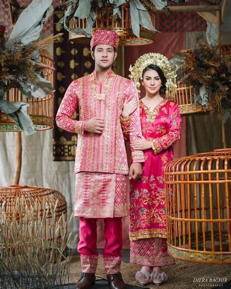 Sebagai warga indonesia kita juga berhak mencoba atau mengenakan baju adat pada suatu kegiatan tertentu. 15++ Pakaian Adat Sumatera Barat - Baju Pria, Wanita & Pengantin Minangkabau