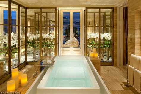 the world s most luxurious hotel bathrooms revealed daily mail online