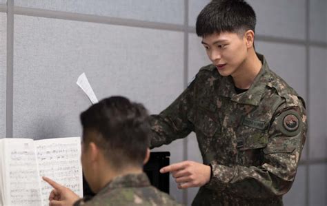 Aktor Dan Idola Korea Yang Terlihat Hebat Dalam Seragam Militer KPOPKUY