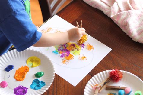 Basteln mit kindern unter 3 jahren richtig organisieren. Easy Easter Craft: Painting Eggs with Pom Pom Balls ...