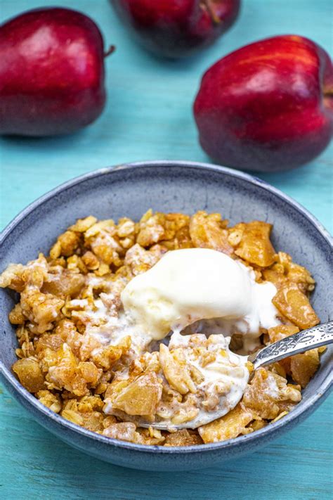 Add the apples and lemon juice and stir to combine. Best Apple Crisp - Manila Spoon