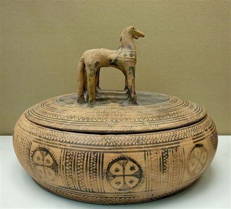 Pyxis Attica Ca 760 750 Ac Ceramica Decorata In Stile Geometrico