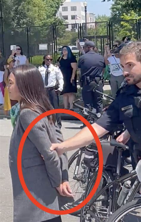 🇺🇸 lowkey rey 2 0 🇺🇸 on twitter rt bennyjohnson aoc pretends to be handcuffed in fake