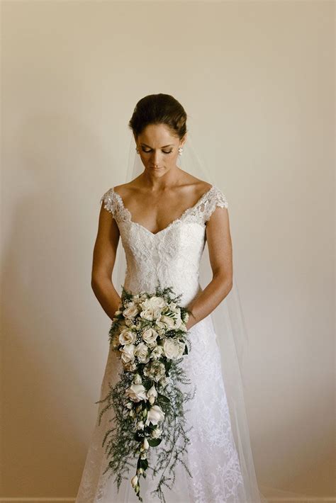 Wedding bouquets are moving towards a looser, more whimsical, romantic vibe. Pin by Stephanie Berghofer on Our Queensland Wedding at ...