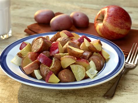 It has a sweet flavor and is best served alongside vegetables like sweet potato, butternut squash, corn, broccoli, green beans and asparagus. One-Dish Roasted Potatoes and Apples with Chicken Sausage ...