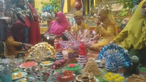 Pemberian cincin semasa pertunangan adalah suatu adat yang diamalkan di malaysia (mungkin diambil dari warisan orang bukan islam) dan ia bukanlah satu. Acara adat Melayu di sei Rampah Serdang Bedagai Sumatera ...