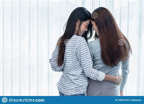 Deux Femmes Lesbiennes Asiatiques Regardant Ensemble Dans La Chambre