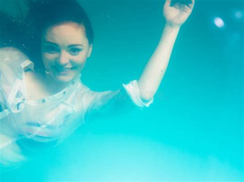 水下的在游泳池的女孩佩带的比基尼泳装 库存照片 图片 包括有 美人鱼 女性 行动 人力 表面 超现实主义 70047938
