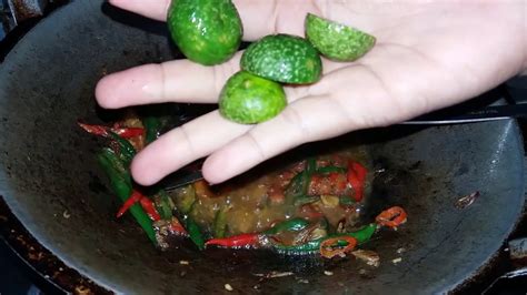 Taruh tumis di atas piring saji, taburi ikan pari asin. #3 RESEP TUMIS IKAN ASIN PEDA | IKAN PEDA CABE IJO ...