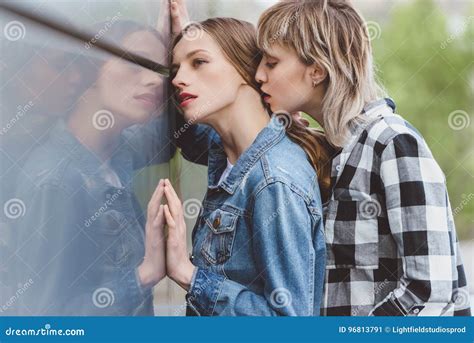 jong sensueel lesbisch paar die in openlucht omhelzen stock afbeelding image of europees