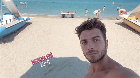 He was born in roseto degli abruzzi (province of teramo), in the abruzzo region of central italy. Gianluca Ginoble Il volo | Eroe, Volo