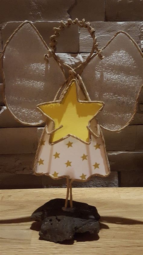 Manchmal ist es schwierig, einem kind zu erklären, was liebe ist. Ein kleiner Engel aus Papierdraht auf einem Stück ...