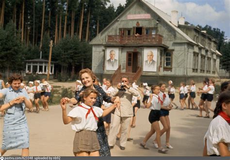 Пэт Никсон танцует польку с девочкой в пионерском лагере под Свердловском