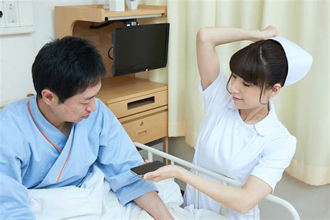 患者のスマホを肘で割る看護師 看護師フリー写真素材サイト スキマナース