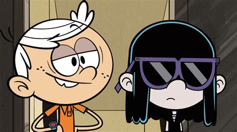 Image S1e11b Lincoln Gives Lucy Shadespng The Loud House