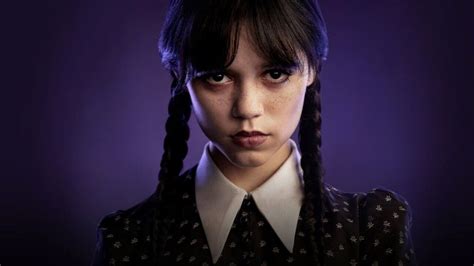 First Look At Jenna Ortega As Wednesday Addams In Tim Burtons Wednesday Netflix Staffel