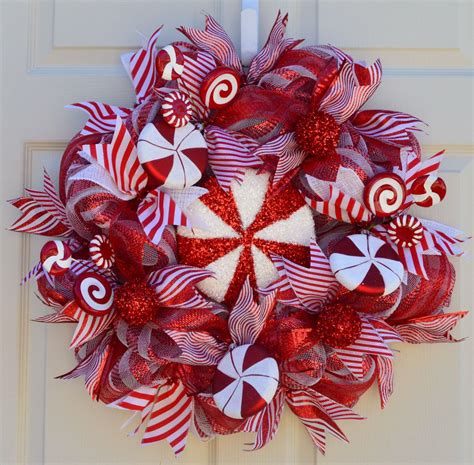Peppermints and cookie cutters is all you need to make these adorable diy peppermint holiday decor items. Peppermint Candy Christmas Wreath, Christmas Holiday ...